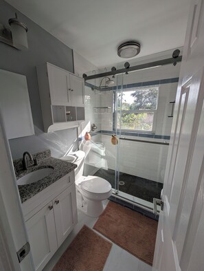 Regadera, bidet, toallas, jabón 
