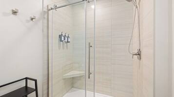 Suihku, hiustenkuivaaja, pyyhkeet