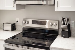 Frigorifero, microonde, forno, piano cottura