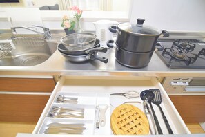 Private kitchen - 4LDK 100 sq.m.] Convenient location, 2 min. direct to Namba, 4 min. to Tennoji, private house for rent, large free parking lot, convenient to go anywhere. (Osaka city Nishinari ward Dejiro)