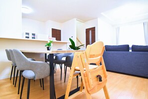 Dining - 4LDK 100 sq.m.] Convenient location, 2 min. direct to Namba, 4 min. to Tennoji, private house for rent, large free parking lot, convenient to go anywhere. (Osaka city Nishinari ward Dejiro)