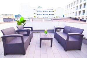 Property grounds - 4LDK 100 sq.m.] Convenient location, 2 min. direct to Namba, 4 min. to Tennoji, private house for rent, large free parking lot, convenient to go anywhere. (Osaka city Nishinari ward Dejiro)