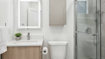 Bidet, Handtücher, Seife, Toilettenpapier