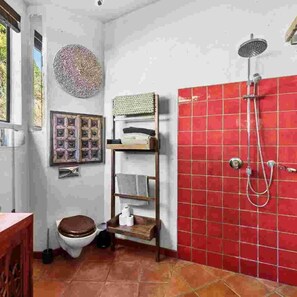 Dusch, handdukar, tvål och toalettpapper