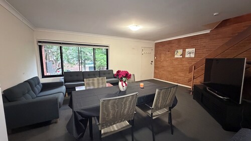 Lovely 3-bedroom house in serene Wollstonecraft neighborhood