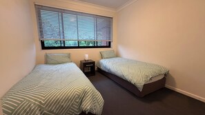 WiFi - Lovely 3-bedroom house in serene Wollstonecraft neighborhood (Wollstonecraft)