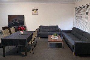 Living area - Lovely 3-bedroom house in serene Wollstonecraft neighborhood (Wollstonecraft)