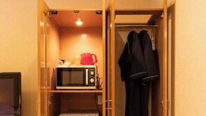 A compact room with a microwave, refrigerator, and a small bed. - HOTEL FURANO VERDE (Furano)