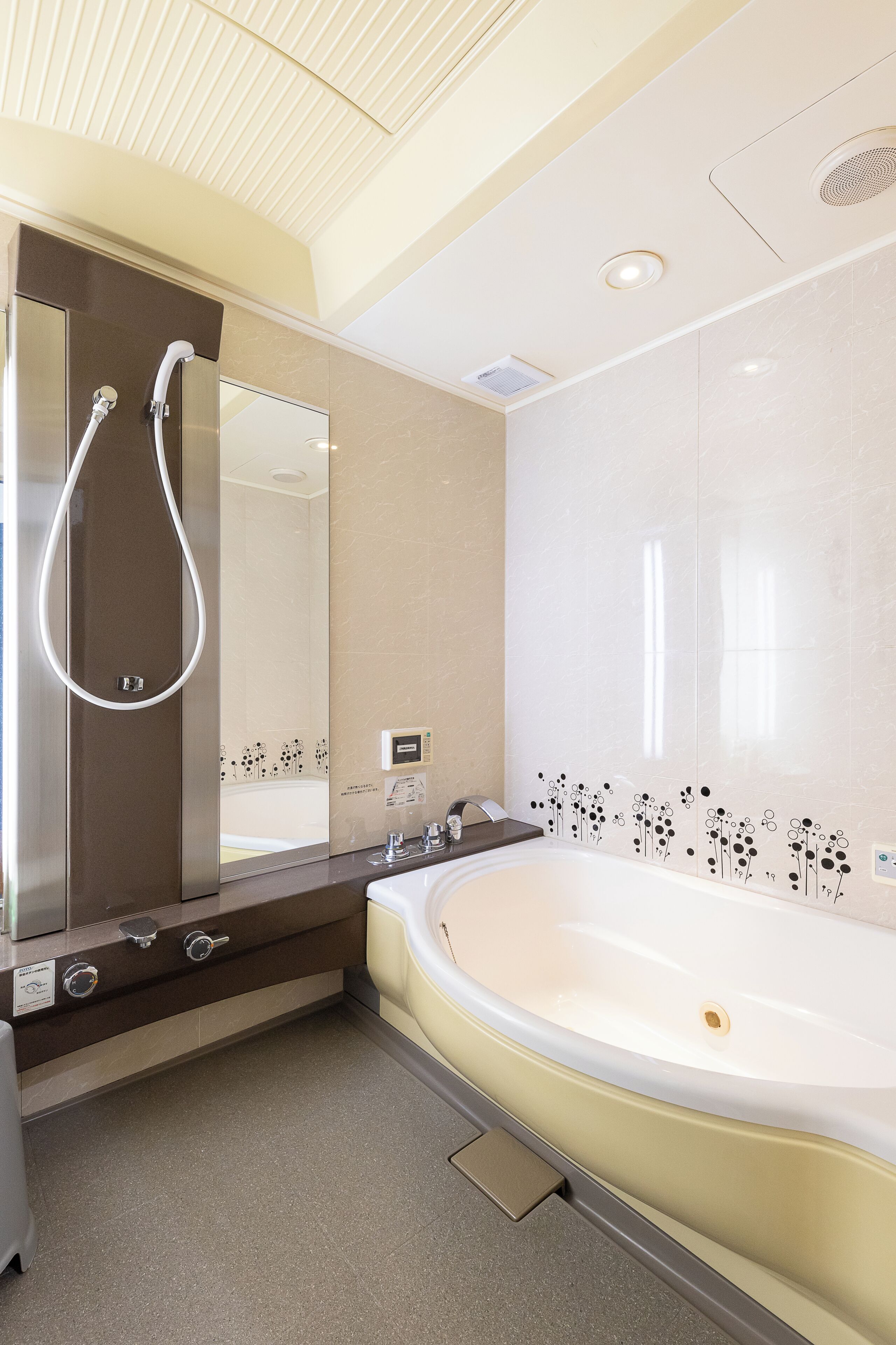 Villa superior, no fumadores, bañera de hidromasaje | Baño | Bañera y ducha independientes, bañera de hidromasaje y secador de pelo