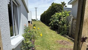 Property grounds - Spacious Three Bedroom Coastal Apartment in Army Bay (Whangaparāoa)