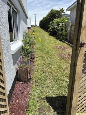 Property grounds - Tui Cove Retreat a lovely coastal escape close to local beaches & coastal walks (Whangaparāoa)