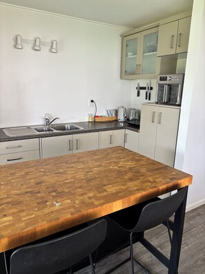 Private kitchen - Tui Cove Retreat a lovely coastal escape close to local beaches & coastal walks (Whangaparāoa)