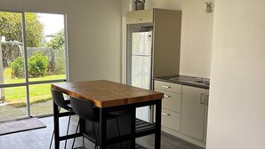 Dining - Spacious Three Bedroom Coastal Apartment in Army Bay (Whangaparāoa)