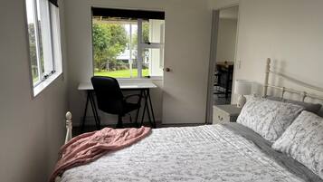 3 slaapkamers, een bureau, een strijkplank/strijkijzer, reisbedje