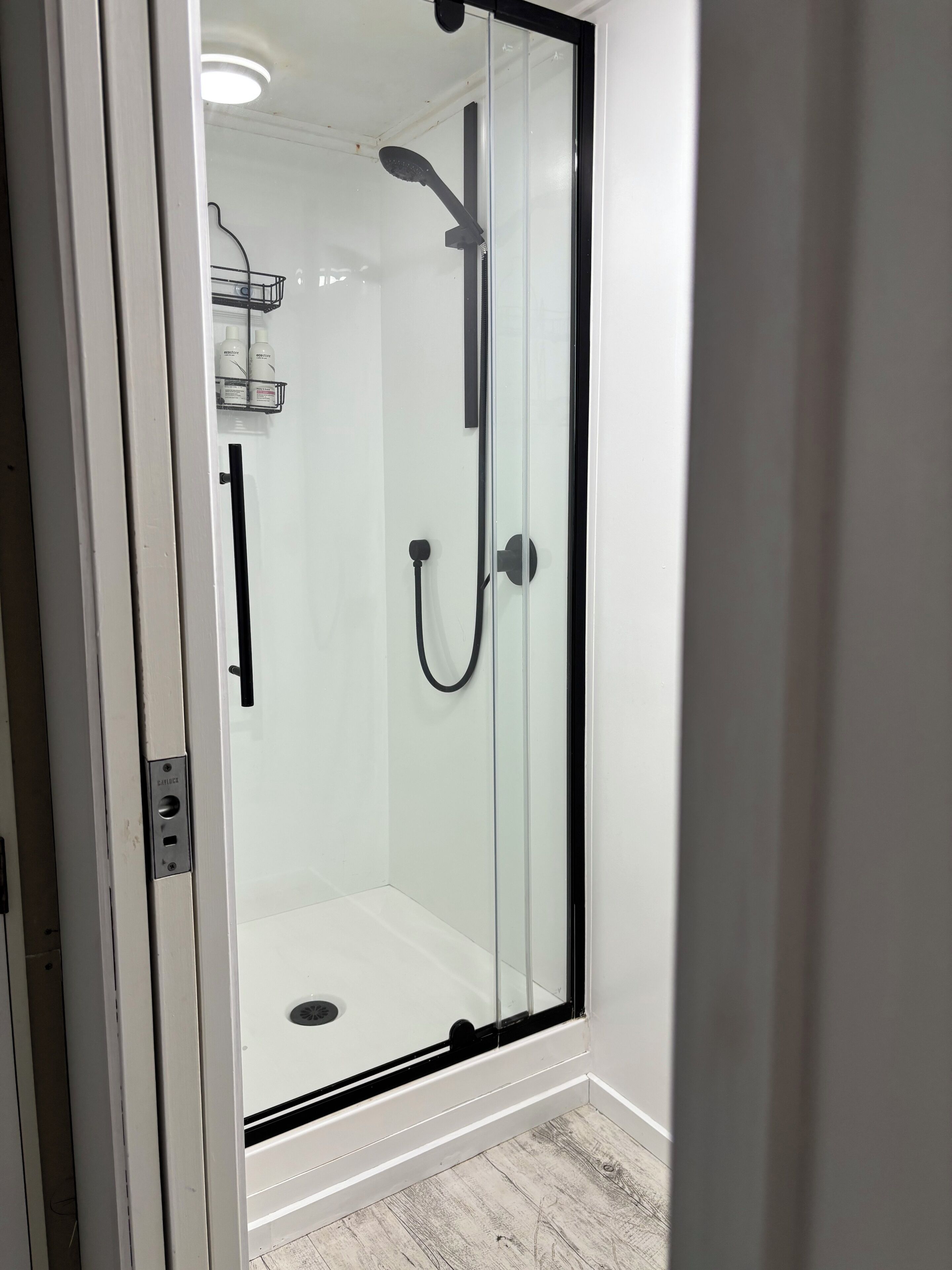 Douche, sèche-cheveux, serviettes fournies, savon
