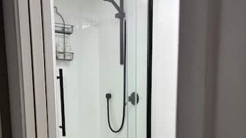 Douche, sĂšche-cheveux, serviettes fournies, savon