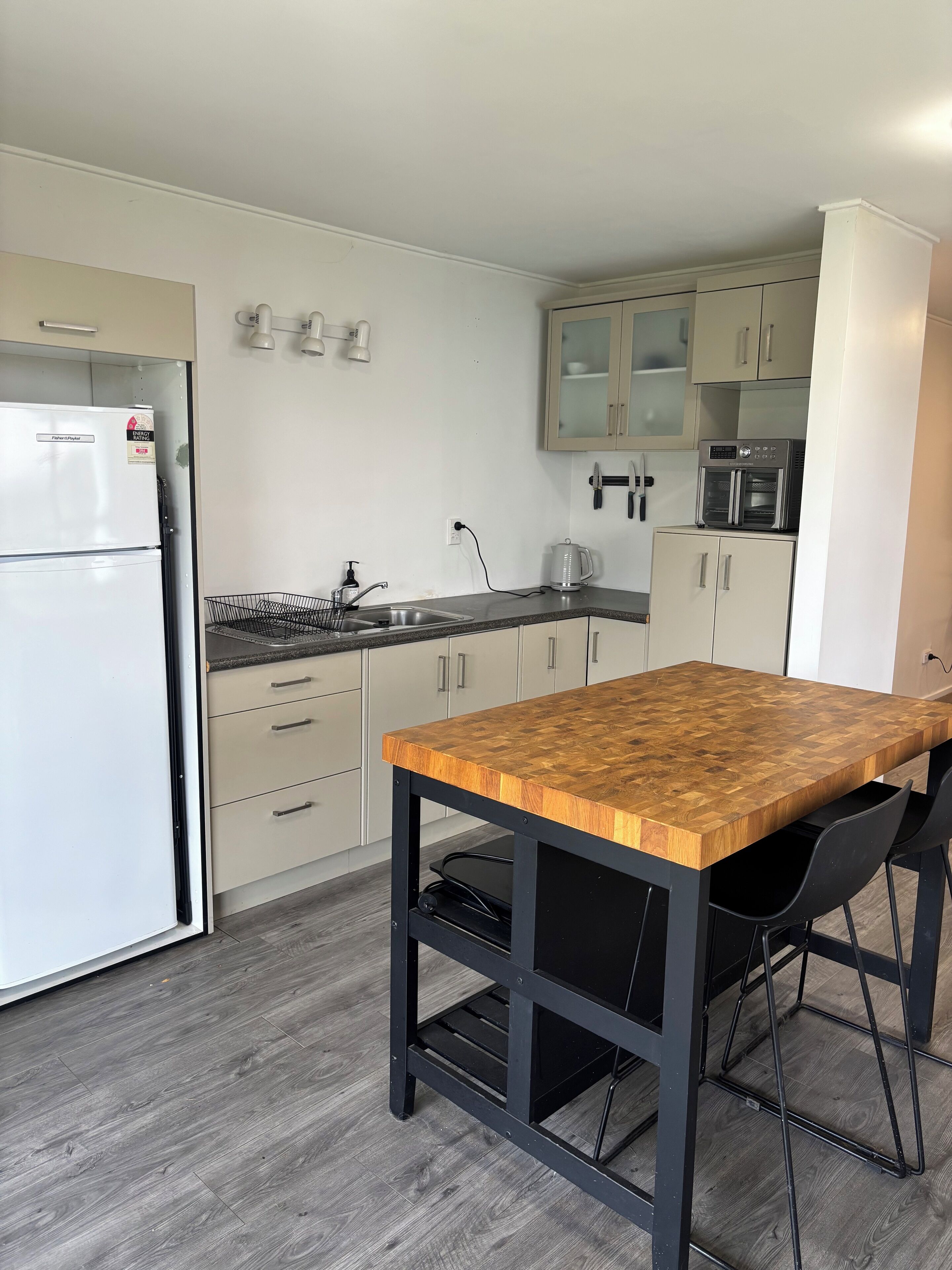 Geladeira, micro-ondas, fogão, cooktop