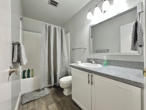 Secadora de cabello, toallas, jabón, shampoo 