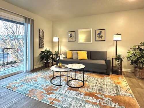 Cozy 1-bedroom apartment with Big Balcony in heart of Vancouver