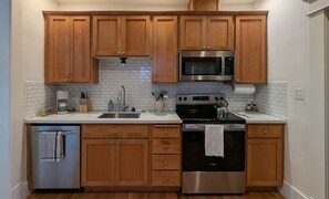 Refrigerador, microondas, horno y parrilla de estufa 