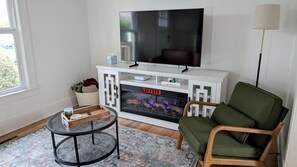 Smart TV y chimenea 
