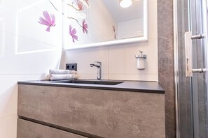 Apartemen Basic | Kamar mandi | Shower, perlengkapan mandi gratis, pengering rambut, dan handuk