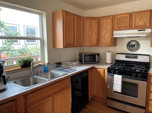 Wildflower Suite - Cozy 3-bedroom in Anchorage