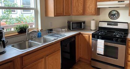 Wildflower Suite - Cozy 3-bedroom in Anchorage