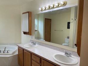 Jetted tub, hair dryer, towels, soap - Wildflower Suite - Cozy 3-bedroom in Anchorage (Anchorage)