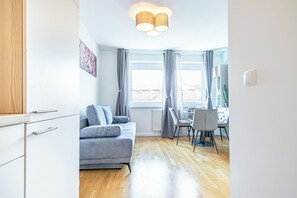 Basic Apartment | Living room - 9 Min Metro City Center 1BR 1LR Apt (Vienna)