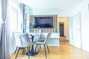 Basic Apartment | Living room - 9 Min Metro City Center 1BR 1LR Apt (Vienna)