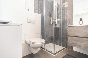 Basic Apartment | Bathroom - 9 Min Metro City Center 1BR 1LR Apt (Vienna)