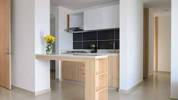 Réfrigérateur, micro-ondes, plaque de cuisson, cafetiÚre/bouilloire