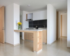 Réfrigérateur, micro-ondes, plaque de cuisson, cafetière/bouilloire