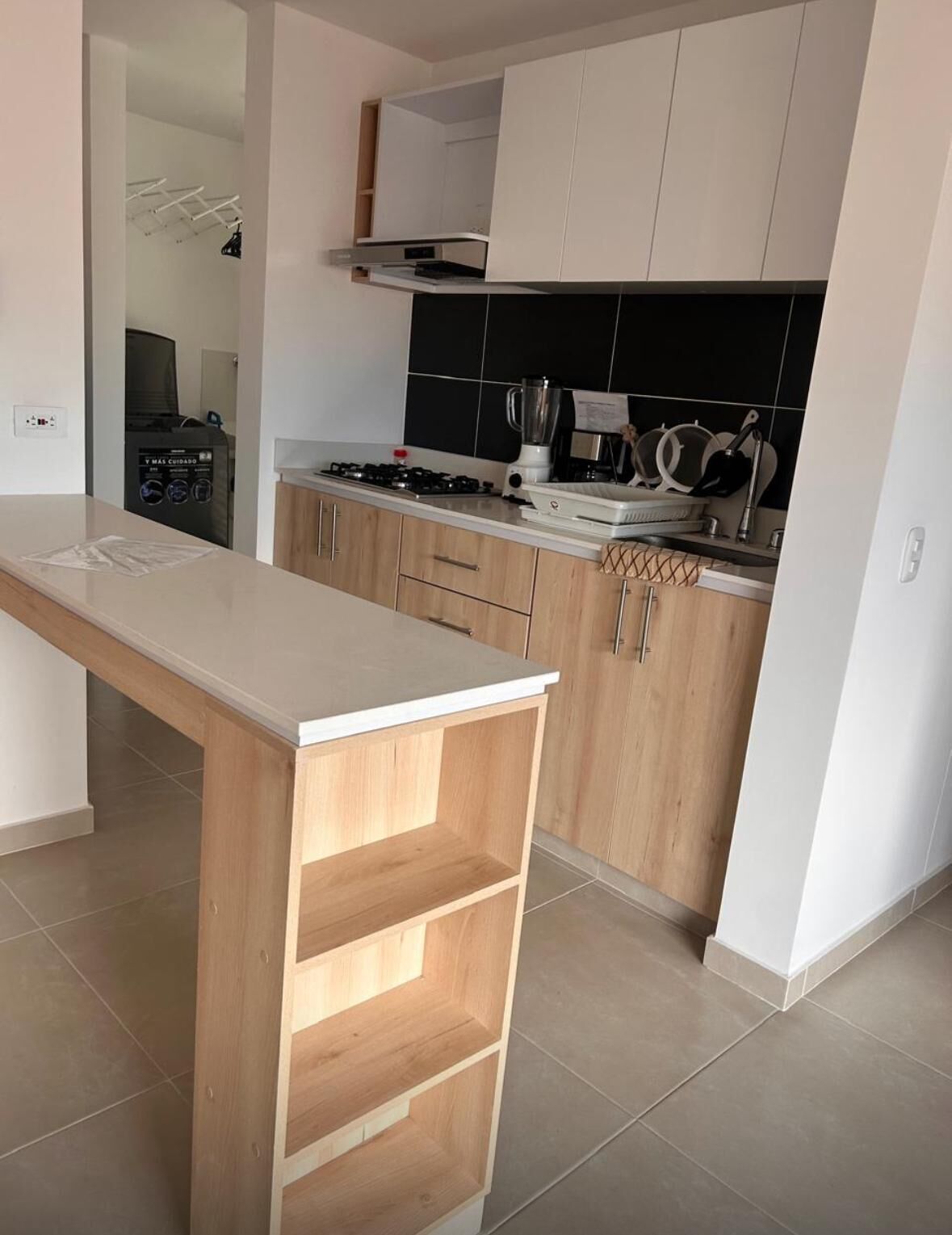 Kühlschrank, Mikrowelle, Herdplatte, Wasserkocher mit Kaffee-/Teezubehör