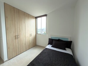 Tabla de planchar con plancha, wifi gratis, ropa de cama