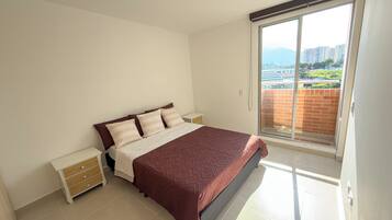 Tabla de planchar con plancha, wifi gratis y ropa de cama