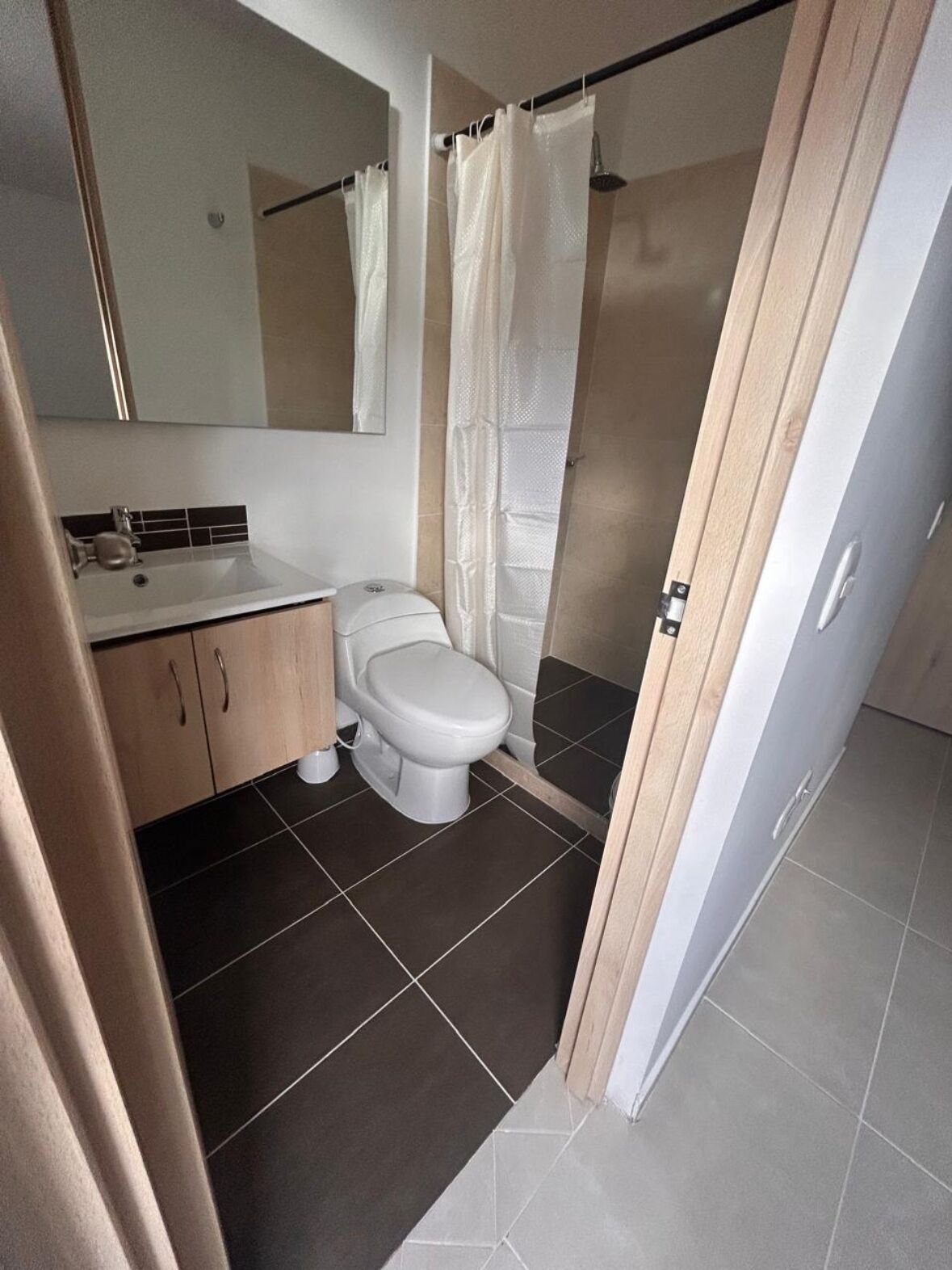 Douche, sèche-cheveux, serviettes fournies, savon