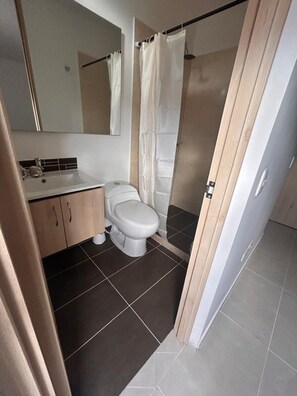 Regadera, secadora de cabello, toallas, jabón 