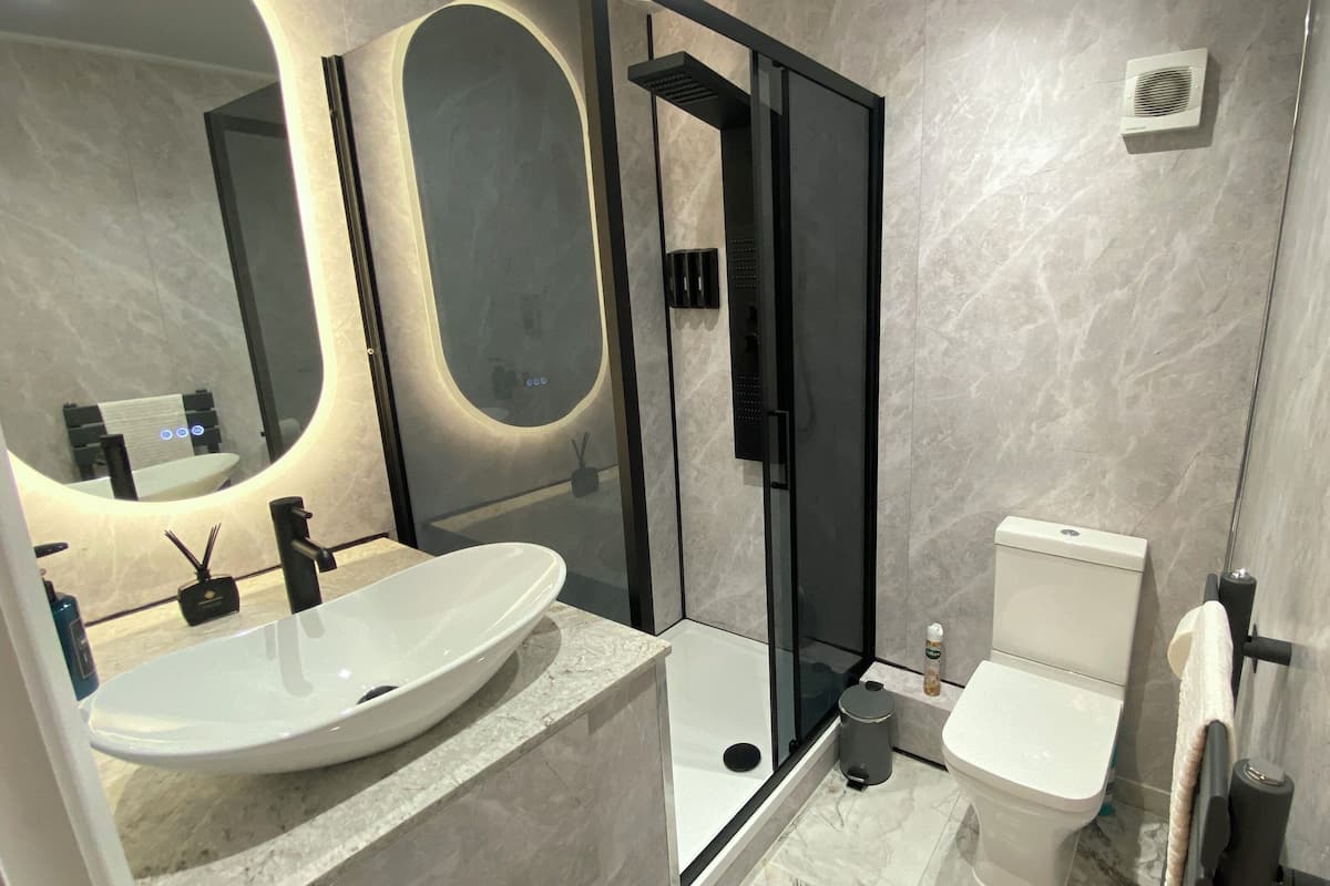 Maison Deluxe, salle de bains privée, vue jardin (Contractors Hub) | Salle de bain | Douche, bidet, serviettes fournies, savon
