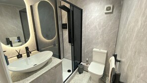 บ้านพักพาโนรามิก, ห้องน้ำส่วนตัว, วิวสวน (Contractors Hub) | ห้องน้ำ | ฝักบัว, โถสุขภัณฑ์แบบบิเดท์, ผ้าเช็ดตัว, สบู่