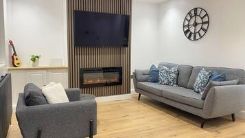 Casa luxo, banheiro privativo, vista para o jardim (Contractors Hub) | Recepção