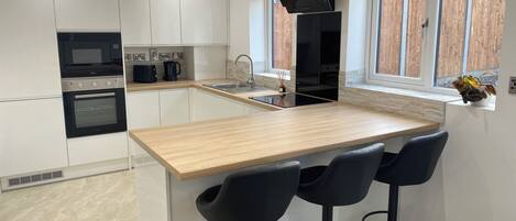 Hus – business, terrasse, bakgårdsutsikt | Eget kjøkken | Kjøleskap på fellesområdet og mikrobølgeovn på fellesområdet