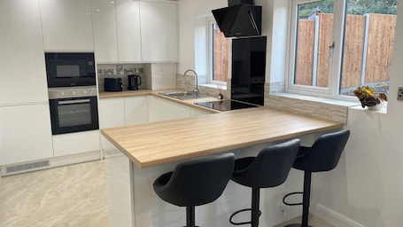 Business House, Patio, Courtyard View | Private kitchen | Shared fridge, microwave