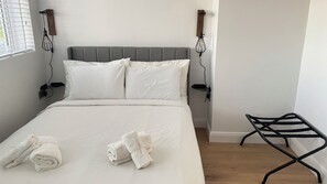 Premium bedding, blackout curtains, iron/ironing board, free WiFi - Ready Stay (Birmingham)