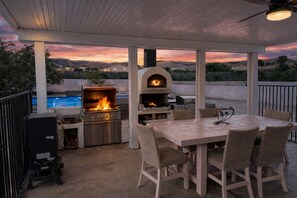 Outdoor dining - Casa Pueblo, Luxury Home w Pool, Jacuzzi, Game Room, Gym, Fire Pit, BBQ Backyard (Desert Hot Springs)