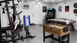 Games room - Casa Pueblo, Luxury Home w Pool, Jacuzzi, Game Room, Gym, Fire Pit, BBQ Backyard (Desert Hot Springs)
