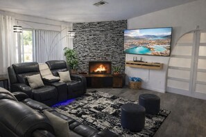 Smart TV, fireplace - Casa Pueblo, Luxury Home w Pool, Jacuzzi, Game Room, Gym, Fire Pit, BBQ Backyard (Desert Hot Springs)