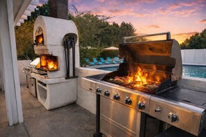 Terrace/patio - Casa Pueblo, Luxury Home w Pool, Jacuzzi, Game Room, Gym, Fire Pit, BBQ Backyard (Desert Hot Springs)