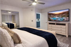 4 bedrooms, iron/ironing board, travel cot, free WiFi - Casa Pueblo, Luxury Home w Pool, Jacuzzi, Game Room, Gym, Fire Pit, BBQ Backyard (Desert Hot Springs)